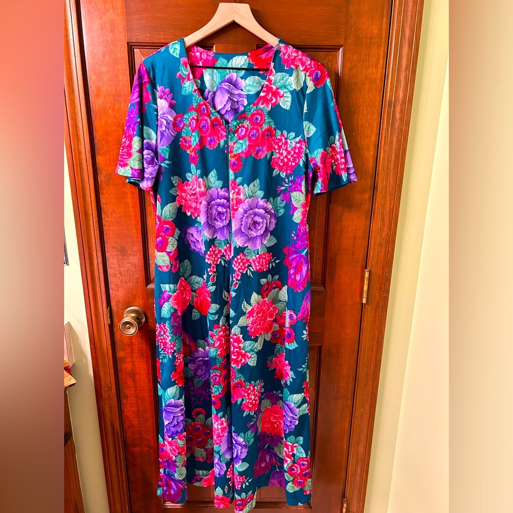 CARRIAGE COURT VTG Front zip floral housecoat. Size 16/18
